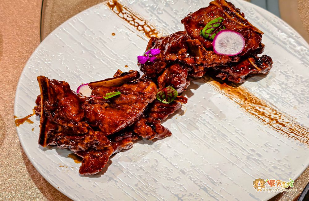 京悅軒中餐廳│高雄一鴨四吃!結合中式典雅與現代設計,提供舒適空間與多層次精緻料理,讓每一次用餐都是視覺與味覺的雙重享受 - 第34張圖