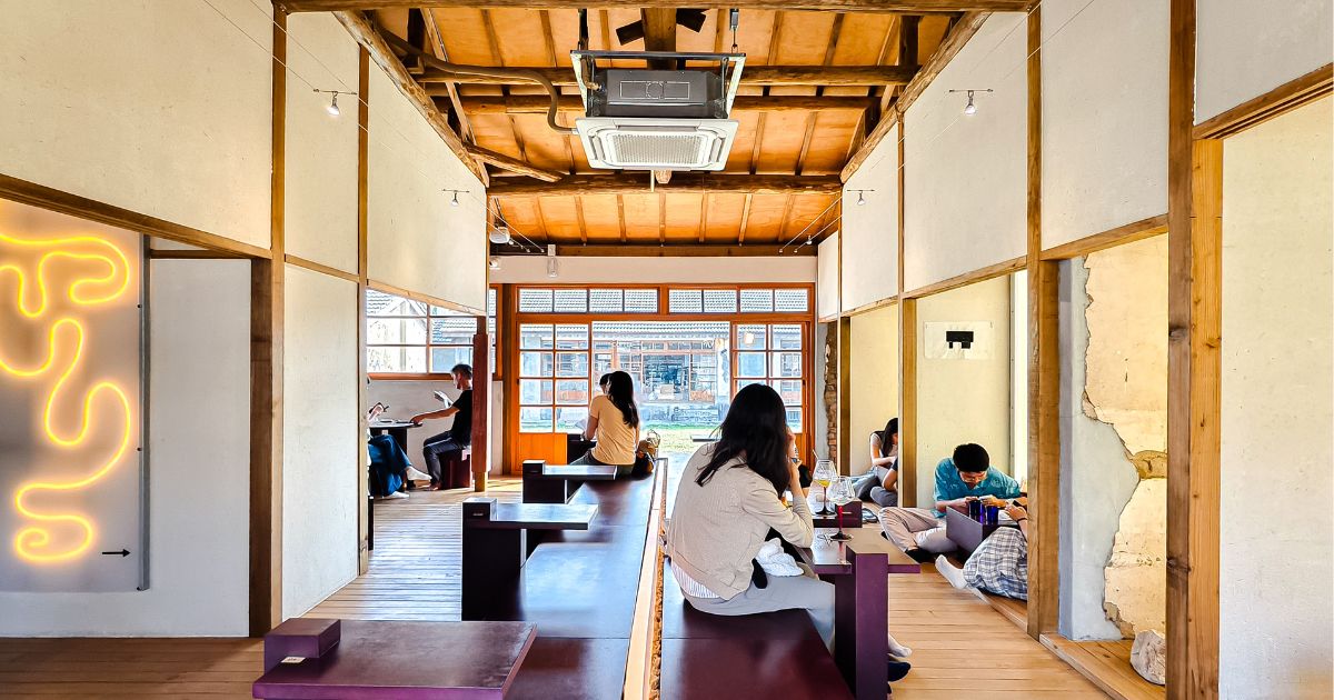 神諭咖啡│高雄超人氣咖啡廳!低調藏身在眷村老宅巷弄之中,保有老宅靈魂,在光與木質間品味慢生活 - 第1張圖