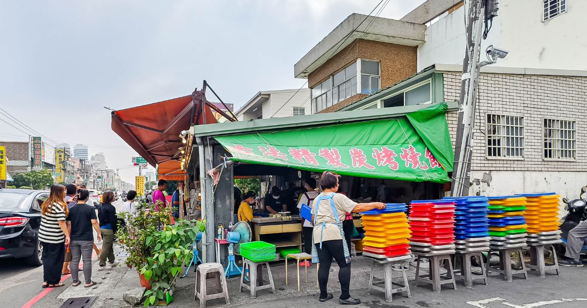 張家古早味燒餅店│高雄超人氣燒餅!傳統炭火窯烤每日現做,甜鹹口味通通涮嘴,小小攤位卻有十多位員工忙不停,可見生意有多強 - 第1張圖