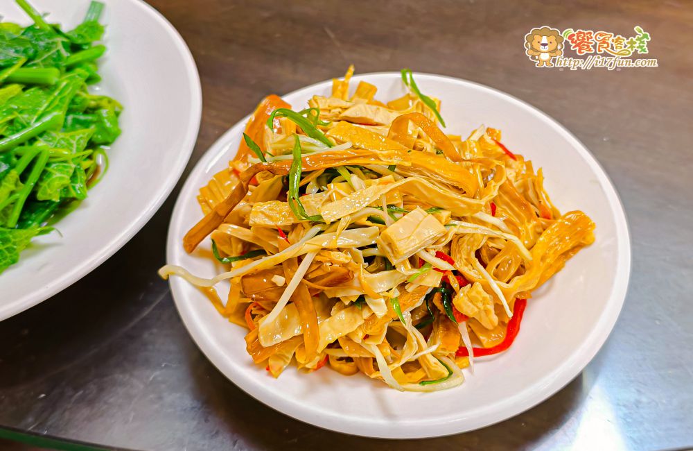 華饌湯包麵食館│高雄人氣北方麵食館!半開放廚房現點現做,配上多元小菜與無限飲品,一到飯點時間人潮滿滿 - 第20張圖