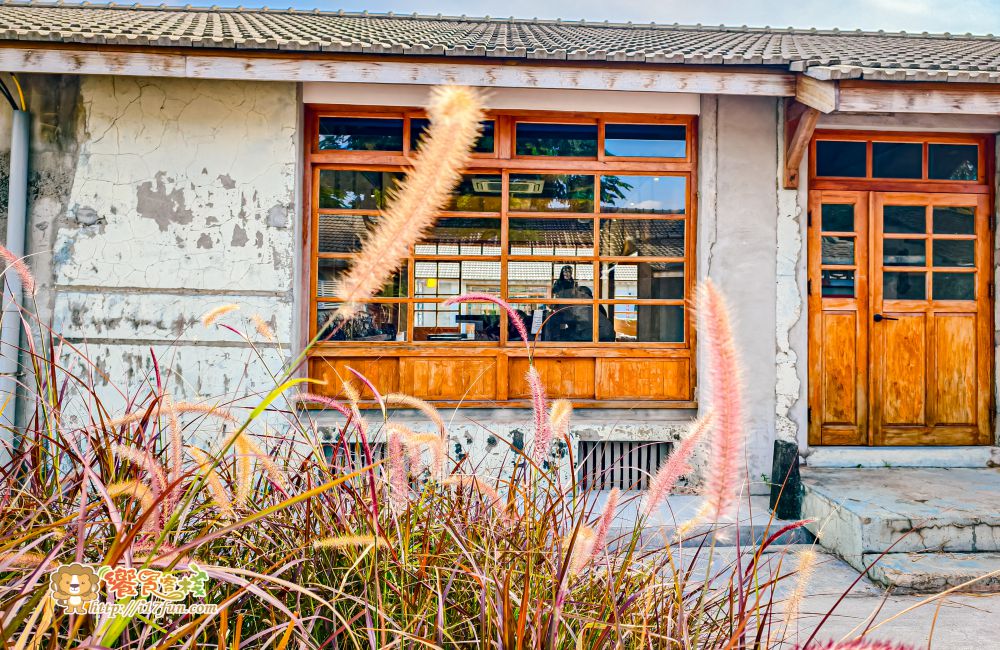 神諭咖啡│高雄超人氣咖啡廳!低調藏身在眷村老宅巷弄之中,保有老宅靈魂,在光與木質間品味慢生活 - 第3張圖