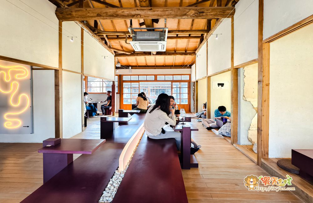 神諭咖啡│高雄超人氣咖啡廳!低調藏身在眷村老宅巷弄之中,保有老宅靈魂,在光與木質間品味慢生活 - 第5張圖