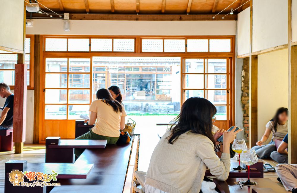 神諭咖啡│高雄超人氣咖啡廳!低調藏身在眷村老宅巷弄之中,保有老宅靈魂,在光與木質間品味慢生活 - 第7張圖