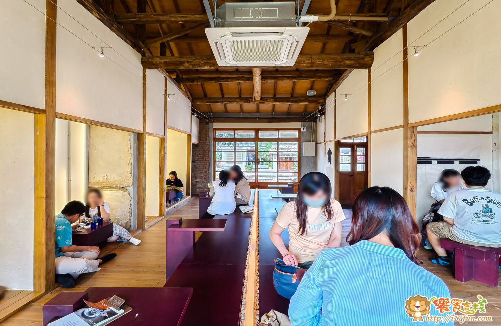 神諭咖啡│高雄超人氣咖啡廳!低調藏身在眷村老宅巷弄之中,保有老宅靈魂,在光與木質間品味慢生活 - 第6張圖
