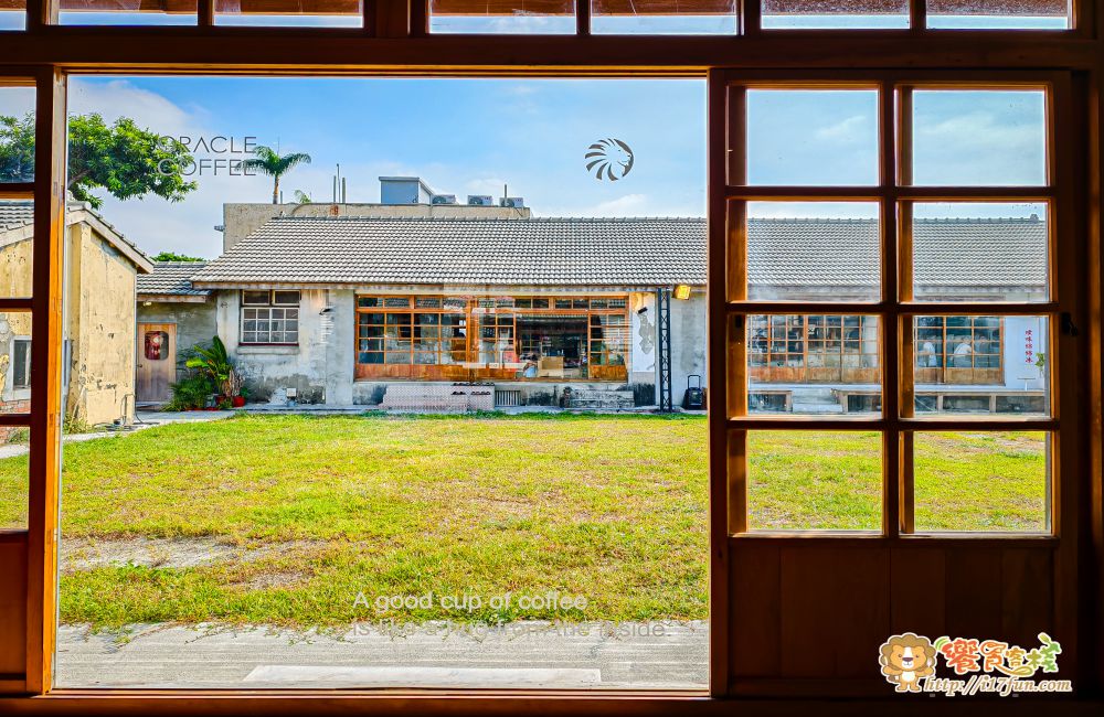 神諭咖啡│高雄超人氣咖啡廳!低調藏身在眷村老宅巷弄之中,保有老宅靈魂,在光與木質間品味慢生活 - 第16張圖
