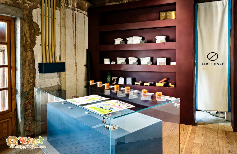 神諭咖啡│高雄超人氣咖啡廳!低調藏身在眷村老宅巷弄之中,保有老宅靈魂,在光與木質間品味慢生活 - 第4張圖