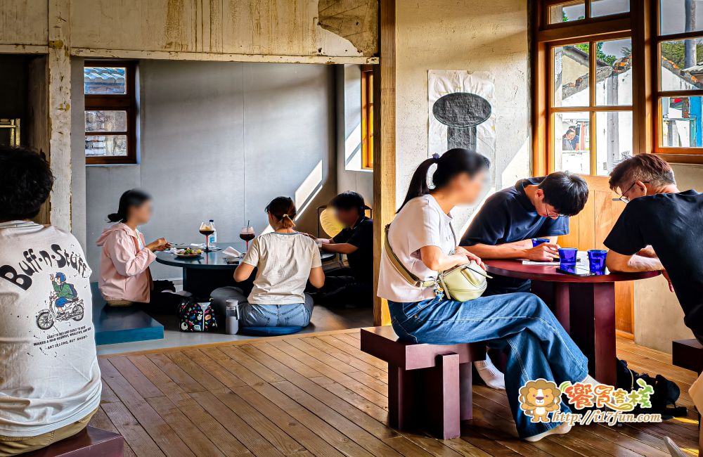神諭咖啡│高雄超人氣咖啡廳!低調藏身在眷村老宅巷弄之中,保有老宅靈魂,在光與木質間品味慢生活 - 第10張圖