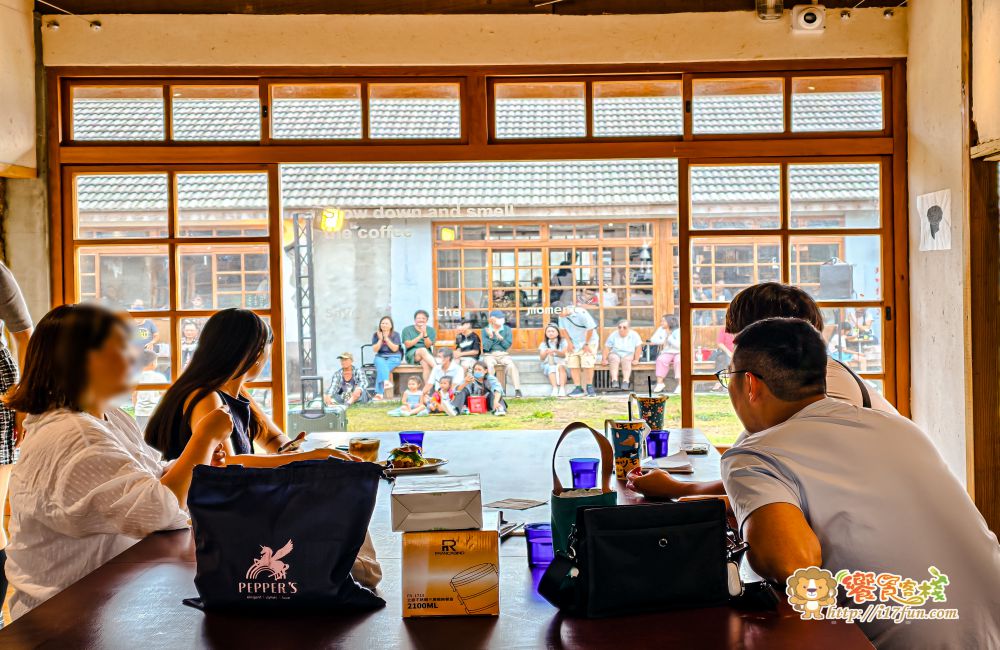 神諭咖啡│高雄超人氣咖啡廳!低調藏身在眷村老宅巷弄之中,保有老宅靈魂,在光與木質間品味慢生活 - 第12張圖