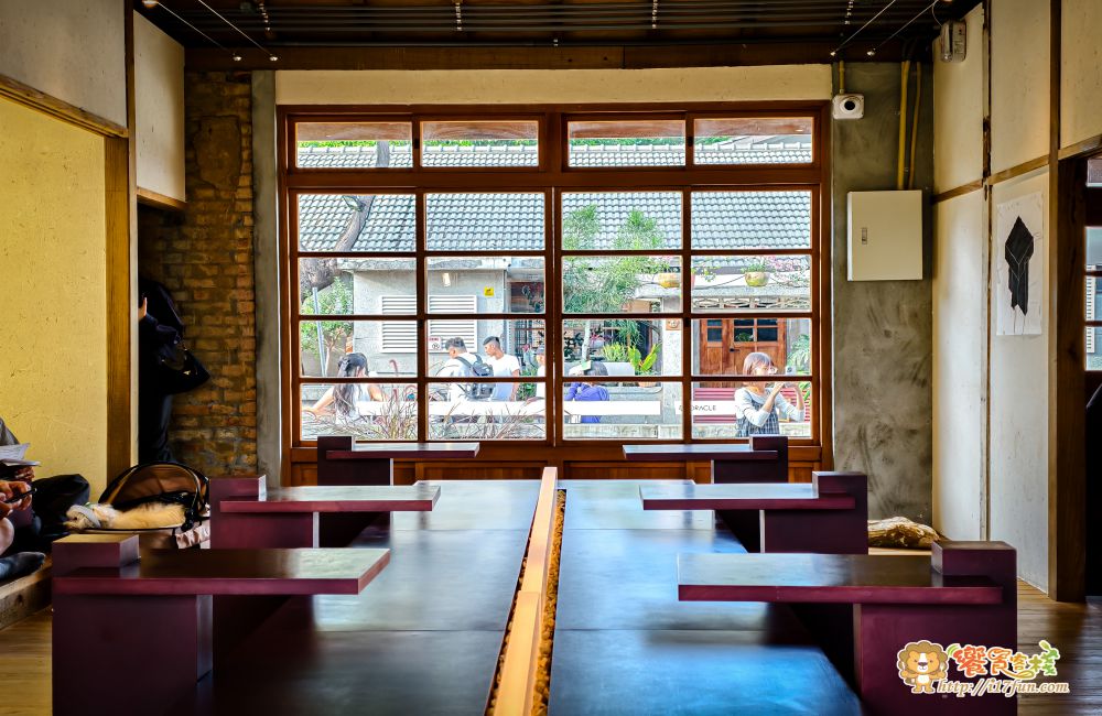 神諭咖啡│高雄超人氣咖啡廳!低調藏身在眷村老宅巷弄之中,保有老宅靈魂,在光與木質間品味慢生活 - 第14張圖