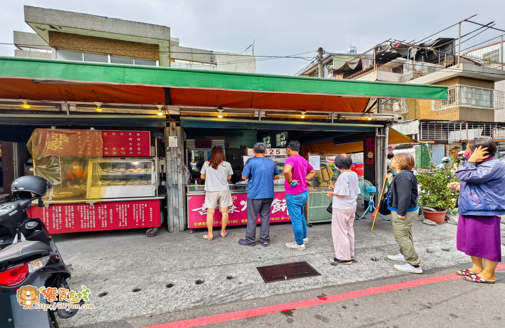 張家古早味燒餅店│高雄超人氣燒餅!傳統炭火窯烤每日現做,甜鹹口味通通涮嘴,小小攤位卻有十多位員工忙不停,可見生意有多強 - 第2張圖