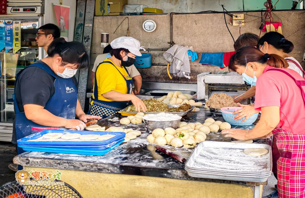 張家古早味燒餅店│高雄超人氣燒餅!傳統炭火窯烤每日現做,甜鹹口味通通涮嘴,小小攤位卻有十多位員工忙不停,可見生意有多強 - 第4張圖