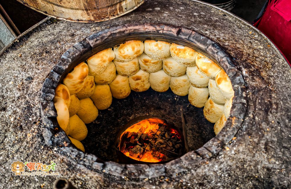 張家古早味燒餅店│高雄超人氣燒餅!傳統炭火窯烤每日現做,甜鹹口味通通涮嘴,小小攤位卻有十多位員工忙不停,可見生意有多強 - 第6張圖