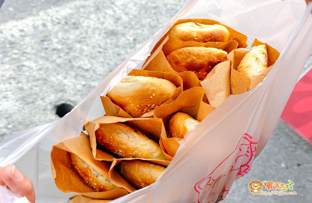 張家古早味燒餅店│高雄超人氣燒餅!傳統炭火窯烤每日現做,甜鹹口味通通涮嘴,小小攤位卻有十多位員工忙不停,可見生意有多強 - 第7張圖