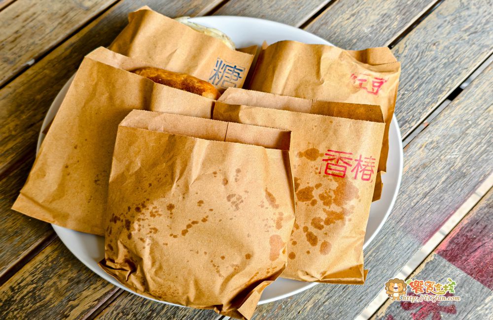 張家古早味燒餅店│高雄超人氣燒餅!傳統炭火窯烤每日現做,甜鹹口味通通涮嘴,小小攤位卻有十多位員工忙不停,可見生意有多強 - 第8張圖