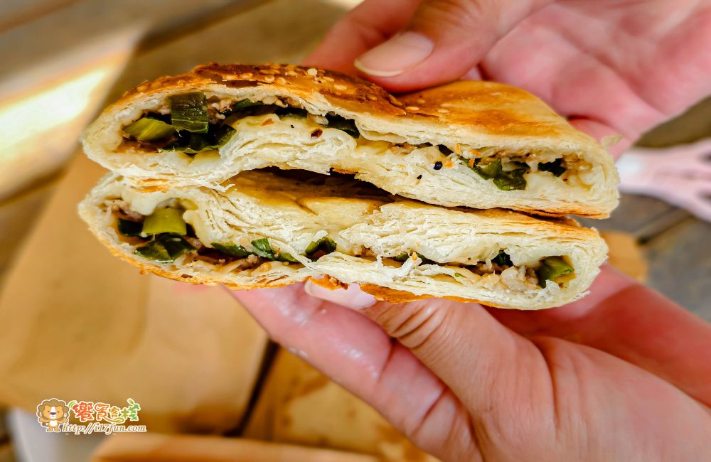 張家古早味燒餅店│高雄超人氣燒餅!傳統炭火窯烤每日現做,甜鹹口味通通涮嘴,小小攤位卻有十多位員工忙不停,可見生意有多強 - 第10張圖