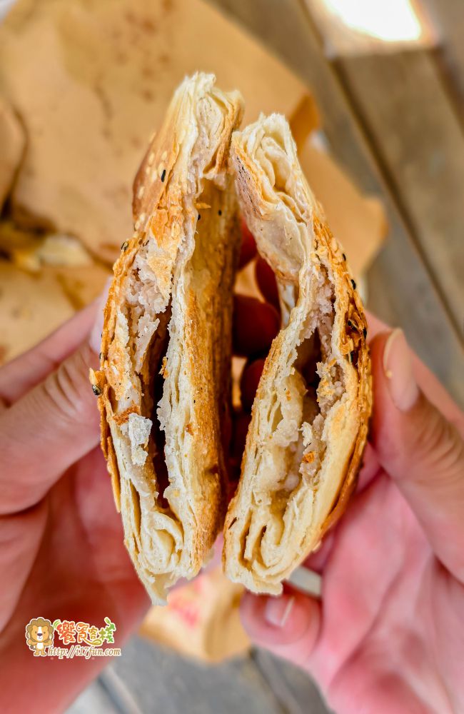 張家古早味燒餅店│高雄超人氣燒餅!傳統炭火窯烤每日現做,甜鹹口味通通涮嘴,小小攤位卻有十多位員工忙不停,可見生意有多強 - 第12張圖