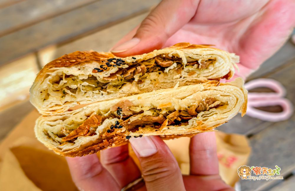 張家古早味燒餅店│高雄超人氣燒餅!傳統炭火窯烤每日現做,甜鹹口味通通涮嘴,小小攤位卻有十多位員工忙不停,可見生意有多強 - 第14張圖