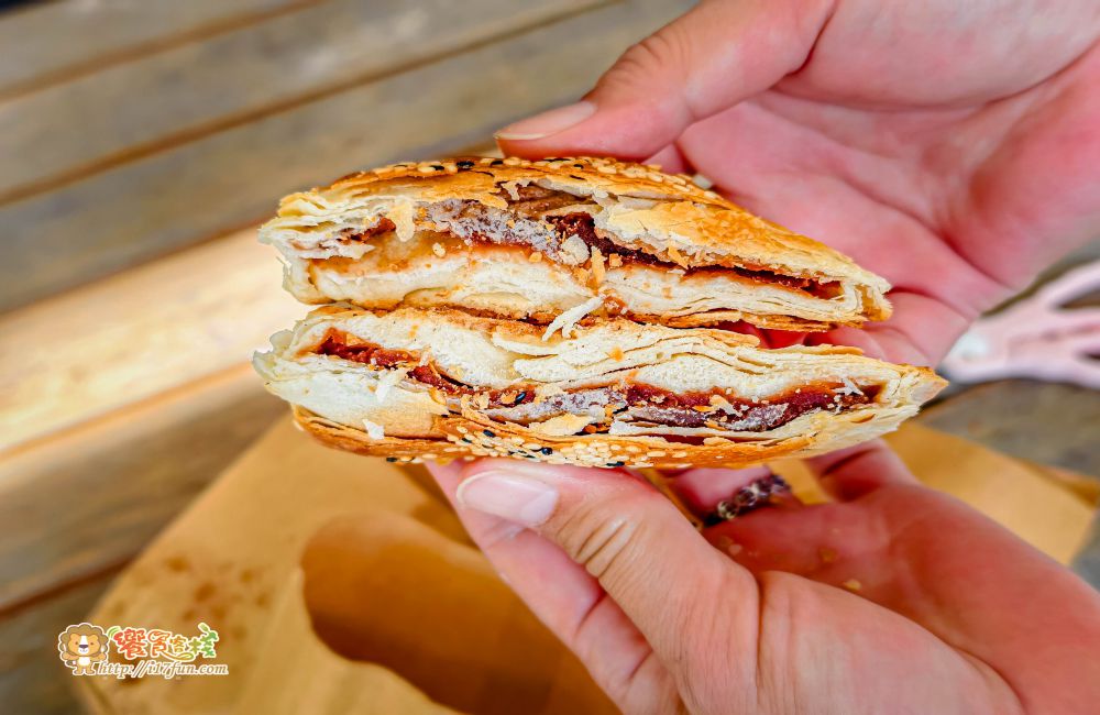 張家古早味燒餅店│高雄超人氣燒餅!傳統炭火窯烤每日現做,甜鹹口味通通涮嘴,小小攤位卻有十多位員工忙不停,可見生意有多強 - 第16張圖