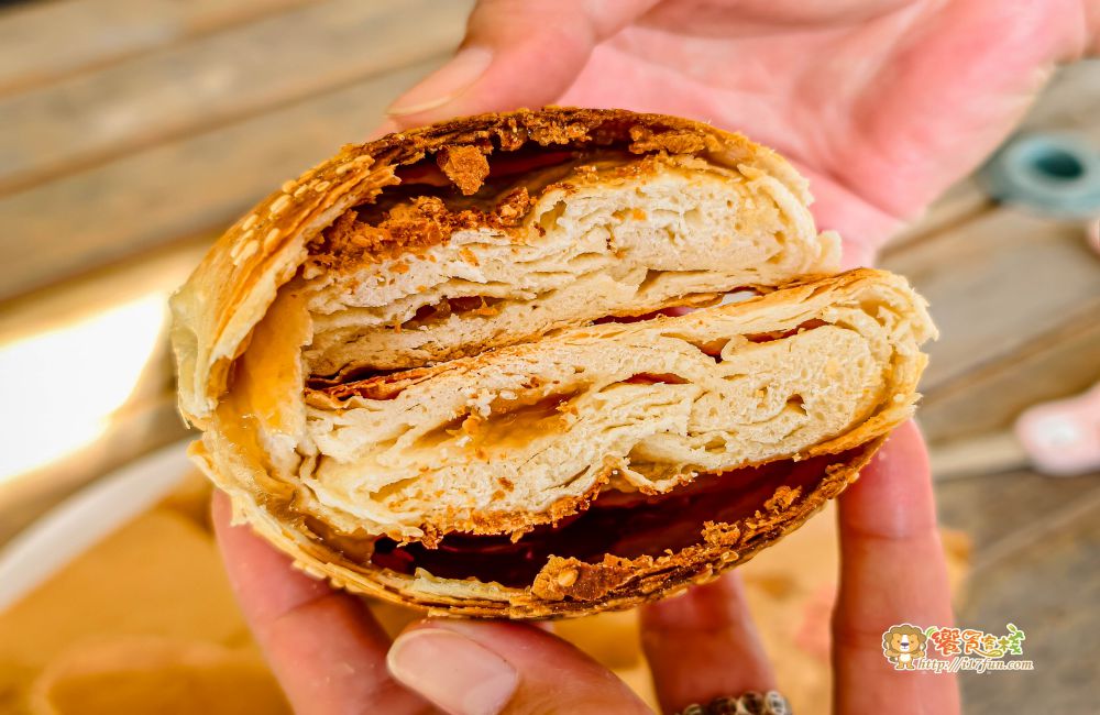 張家古早味燒餅店│高雄超人氣燒餅!傳統炭火窯烤每日現做,甜鹹口味通通涮嘴,小小攤位卻有十多位員工忙不停,可見生意有多強 - 第18張圖