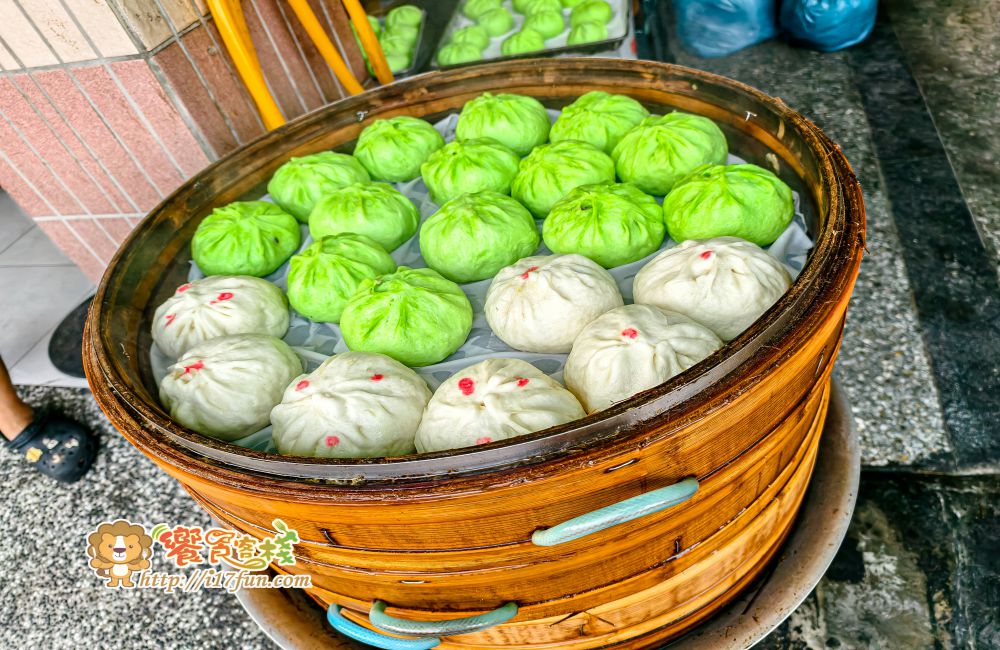 自由手工包子饅頭店│高雄超浮誇巨無霸包子！越南香蘭包子超吸睛，手工現包現蒸、份量大到一手抓不住，料多實在香氣十足