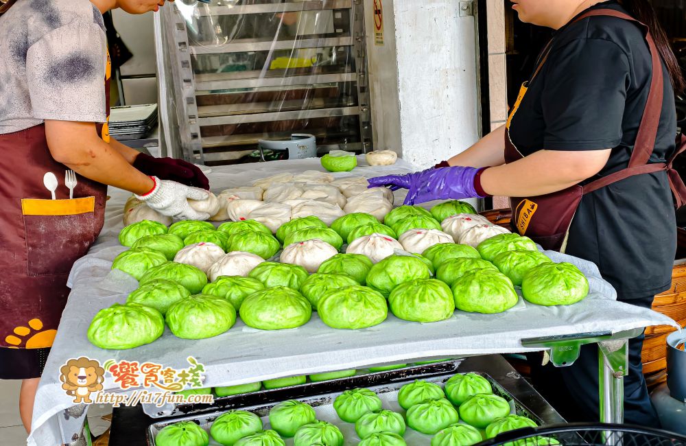 自由手工包子饅頭店│高雄超浮誇巨無霸包子！越南香蘭包子超吸睛，手工現包現蒸、份量大到一手抓不住，料多實在香氣十足