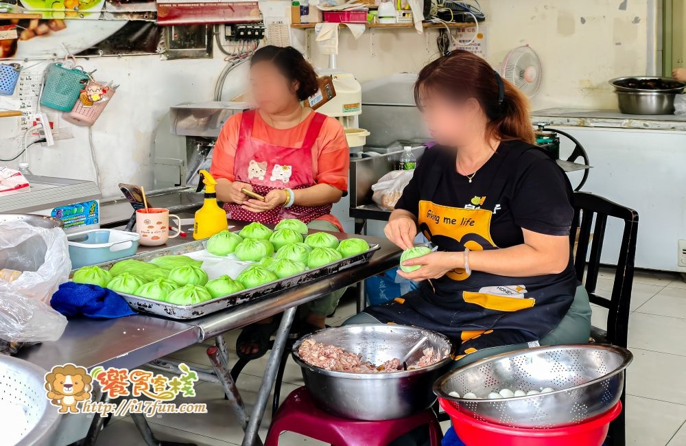 自由手工包子饅頭店│高雄超浮誇巨無霸包子！越南香蘭包子超吸睛，手工現包現蒸、份量大到一手抓不住，料多實在香氣十足