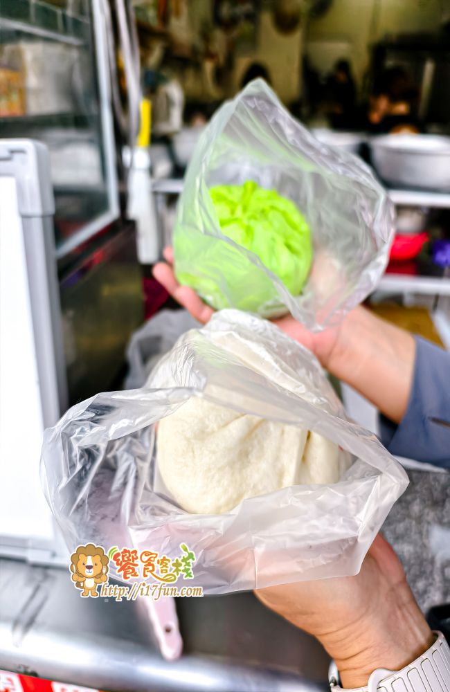 自由手工包子饅頭店│高雄超浮誇巨無霸包子！越南香蘭包子超吸睛，手工現包現蒸、份量大到一手抓不住，料多實在香氣十足