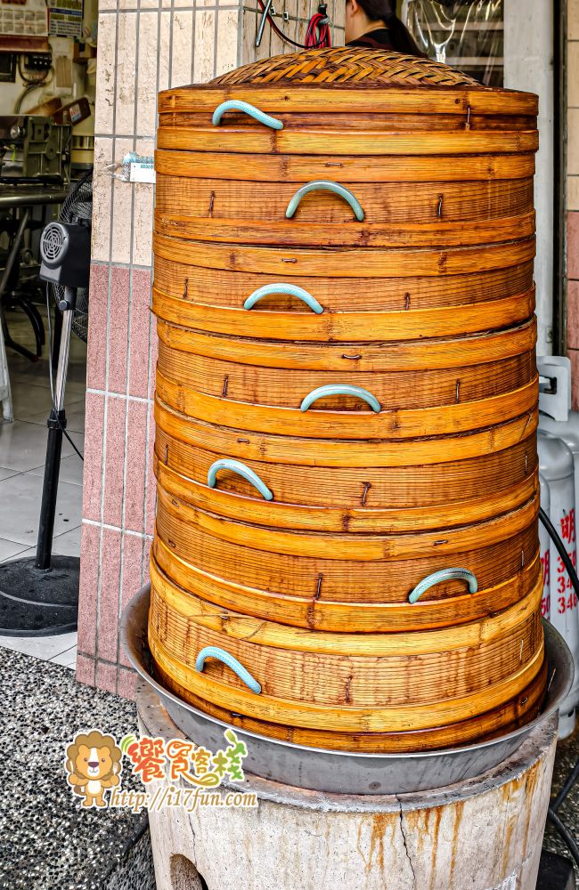 自由手工包子饅頭店│高雄超浮誇巨無霸包子！越南香蘭包子超吸睛，手工現包現蒸、份量大到一手抓不住，料多實在香氣十足