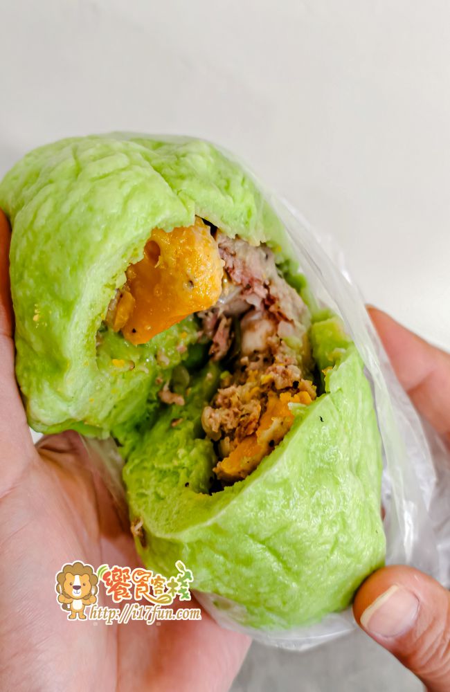 自由手工包子饅頭店│高雄超浮誇巨無霸包子！越南香蘭包子超吸睛，手工現包現蒸、份量大到一手抓不住，料多實在香氣十足