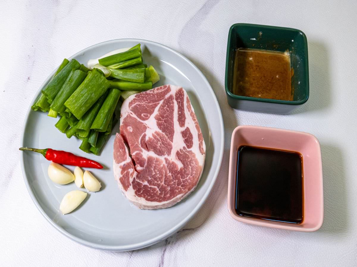 蔥燒梅花豬食譜│超簡單的家常料理！鹹香下飯，把梅花豬肉片替換成梅花豬肉條，吃起來更有口感！！