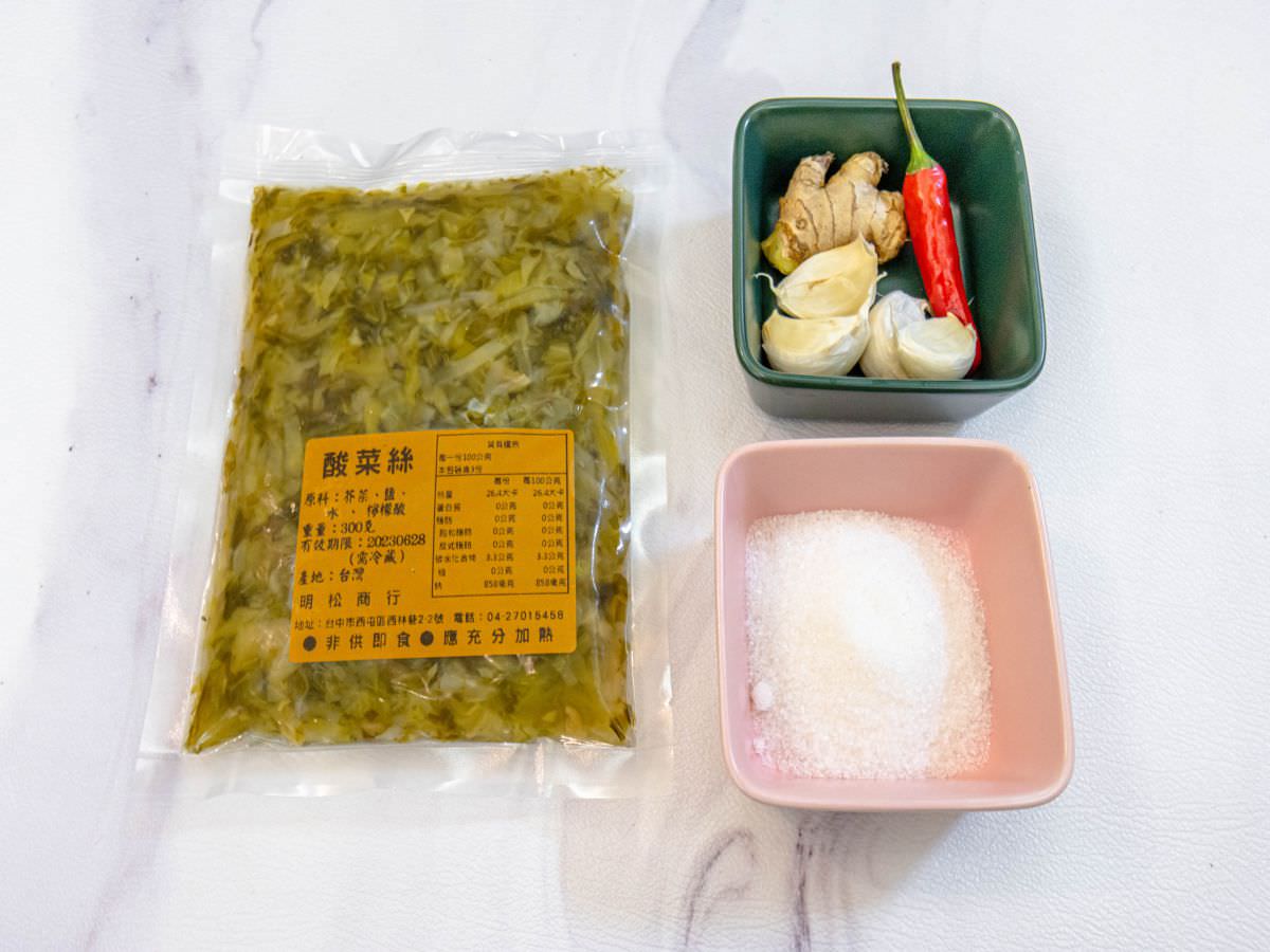 辣炒酸菜食譜│超簡單的下飯好菜！酸、辣、甜交織的層次風味，配飯、拌麵或是做刈包都適合！