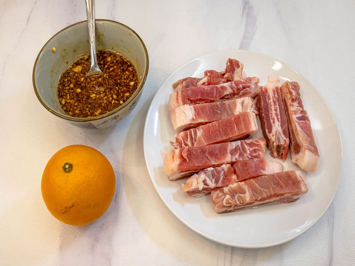 香橙烤豬肋排食譜│氣炸鍋料理!免油炸,用香橙入菜,提前醃制豬肋排,用餐前只要氣炸15分鐘就能輕鬆上桌~ - 第2張圖 香橙烤豬肋排食譜│氣炸鍋料理!免油炸,用香橙入菜,提前醃制豬肋排,用餐前只要氣炸15分鐘就能輕鬆上桌~