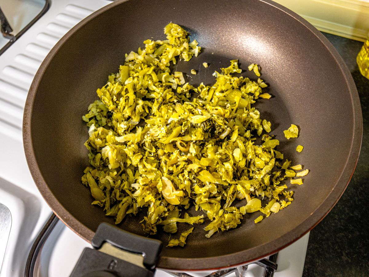 辣炒酸菜食譜│超簡單的下飯好菜！酸、辣、甜交織的層次風味，配飯、拌麵或是做刈包都適合！