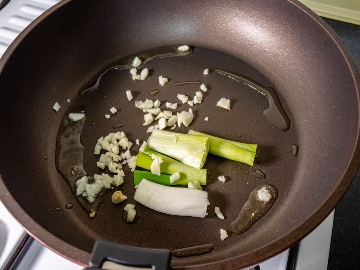 蔥燒梅花豬食譜│超簡單的家常料理！鹹香下飯，把梅花豬肉片替換成梅花豬肉條，吃起來更有口感！！