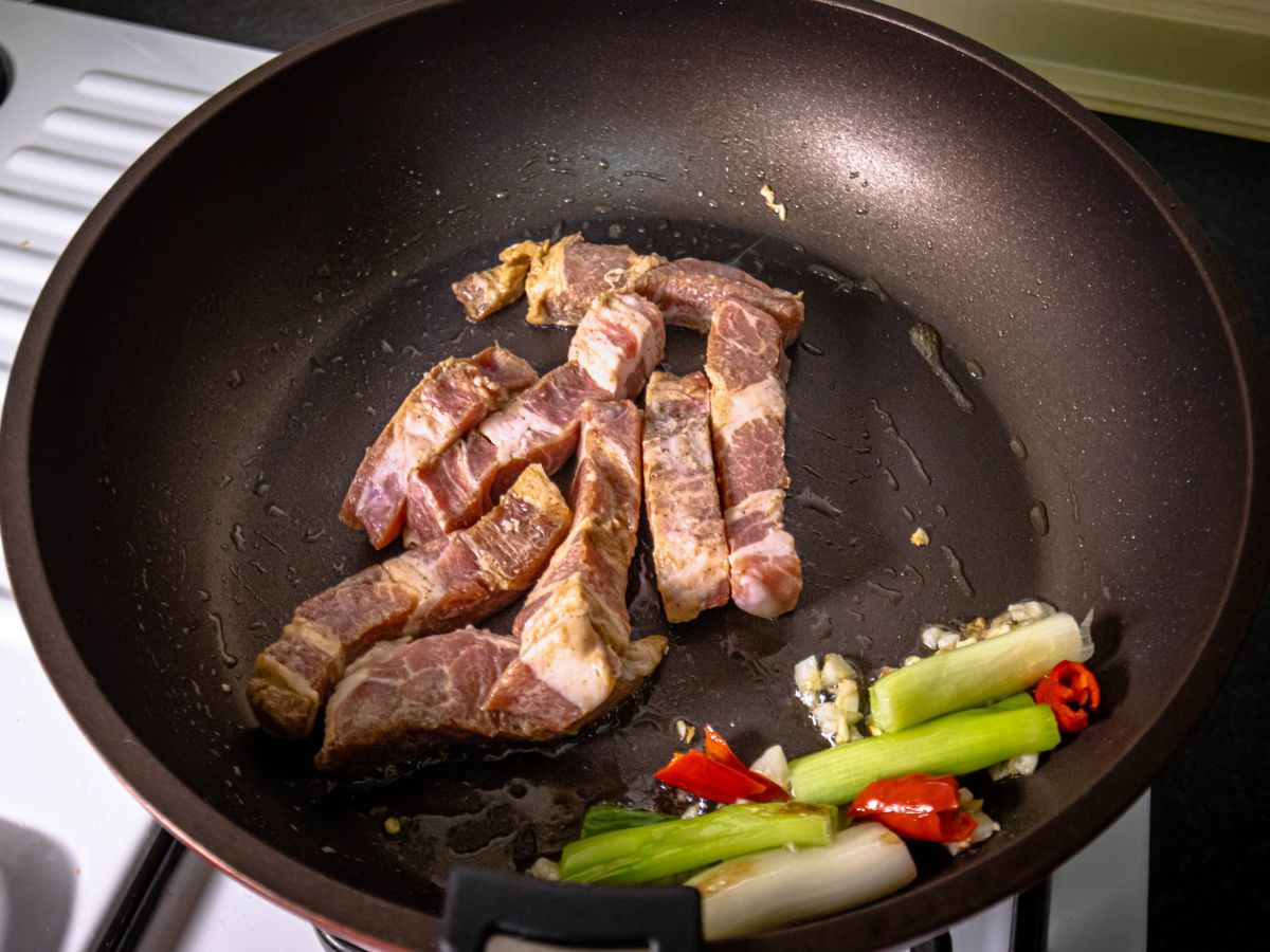 蔥燒梅花豬食譜│超簡單的家常料理！鹹香下飯，把梅花豬肉片替換成梅花豬肉條，吃起來更有口感！！