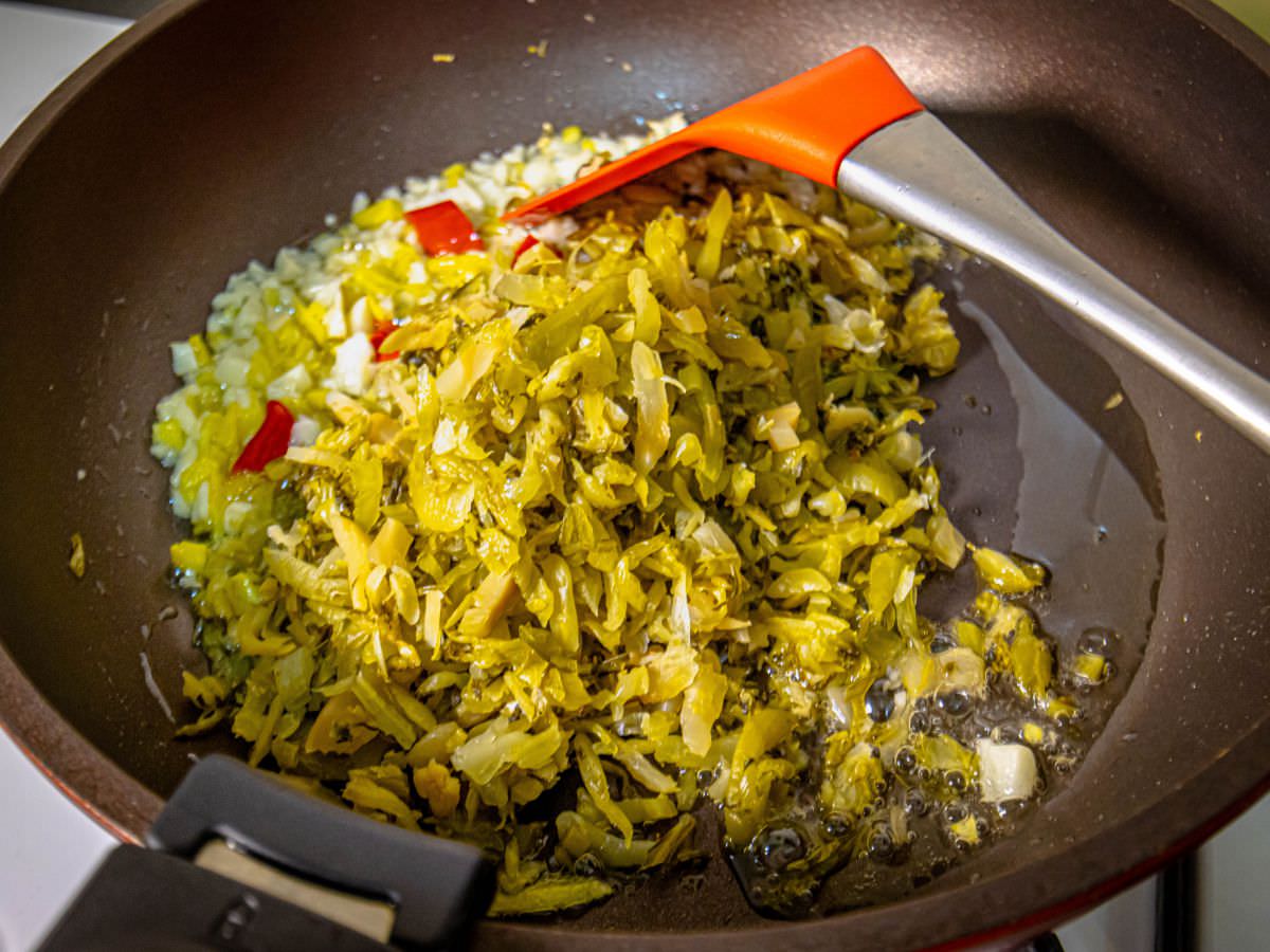 辣炒酸菜食譜│超簡單的下飯好菜！酸、辣、甜交織的層次風味，配飯、拌麵或是做刈包都適合！