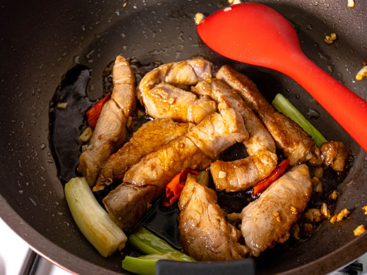 蔥燒梅花豬食譜│超簡單的家常料理！鹹香下飯，把梅花豬肉片替換成梅花豬肉條，吃起來更有口感！！