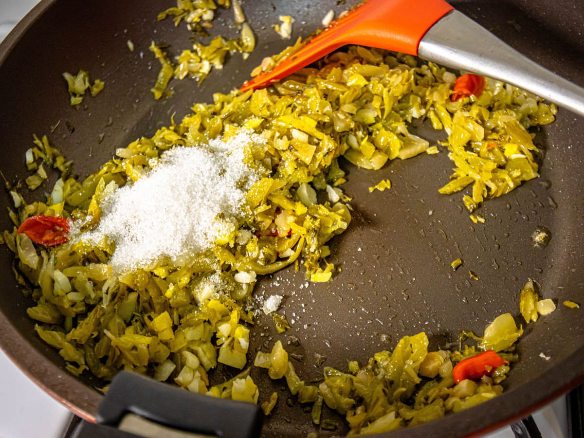 辣炒酸菜食譜│超簡單的下飯好菜！酸、辣、甜交織的層次風味，配飯、拌麵或是做刈包都適合！