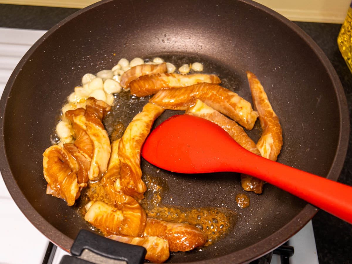 泡菜松阪豬食譜│超簡單料理食譜！連廚藝新手都能輕易上手的家常菜，用泡菜搭配松阪豬，噴香下飯！