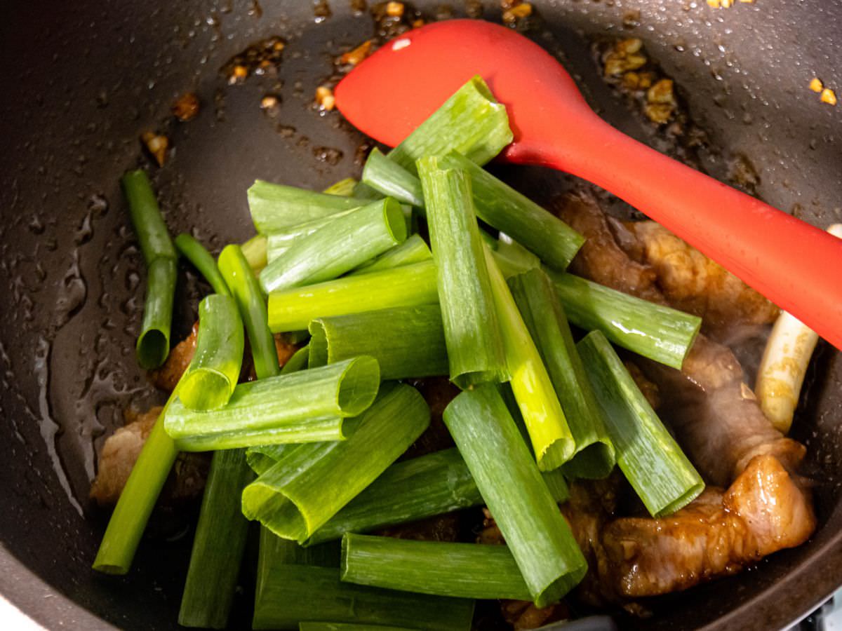 蔥燒梅花豬食譜│超簡單的家常料理！鹹香下飯，把梅花豬肉片替換成梅花豬肉條，吃起來更有口感！！