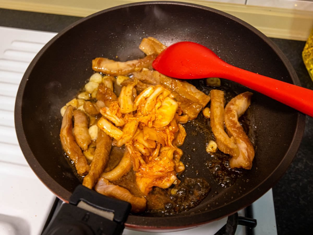 泡菜松阪豬食譜│超簡單料理食譜！連廚藝新手都能輕易上手的家常菜，用泡菜搭配松阪豬，噴香下飯！