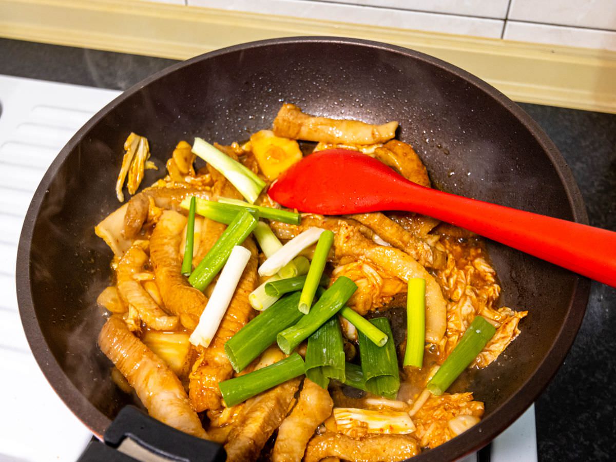 泡菜松阪豬食譜│超簡單料理食譜！連廚藝新手都能輕易上手的家常菜，用泡菜搭配松阪豬，噴香下飯！