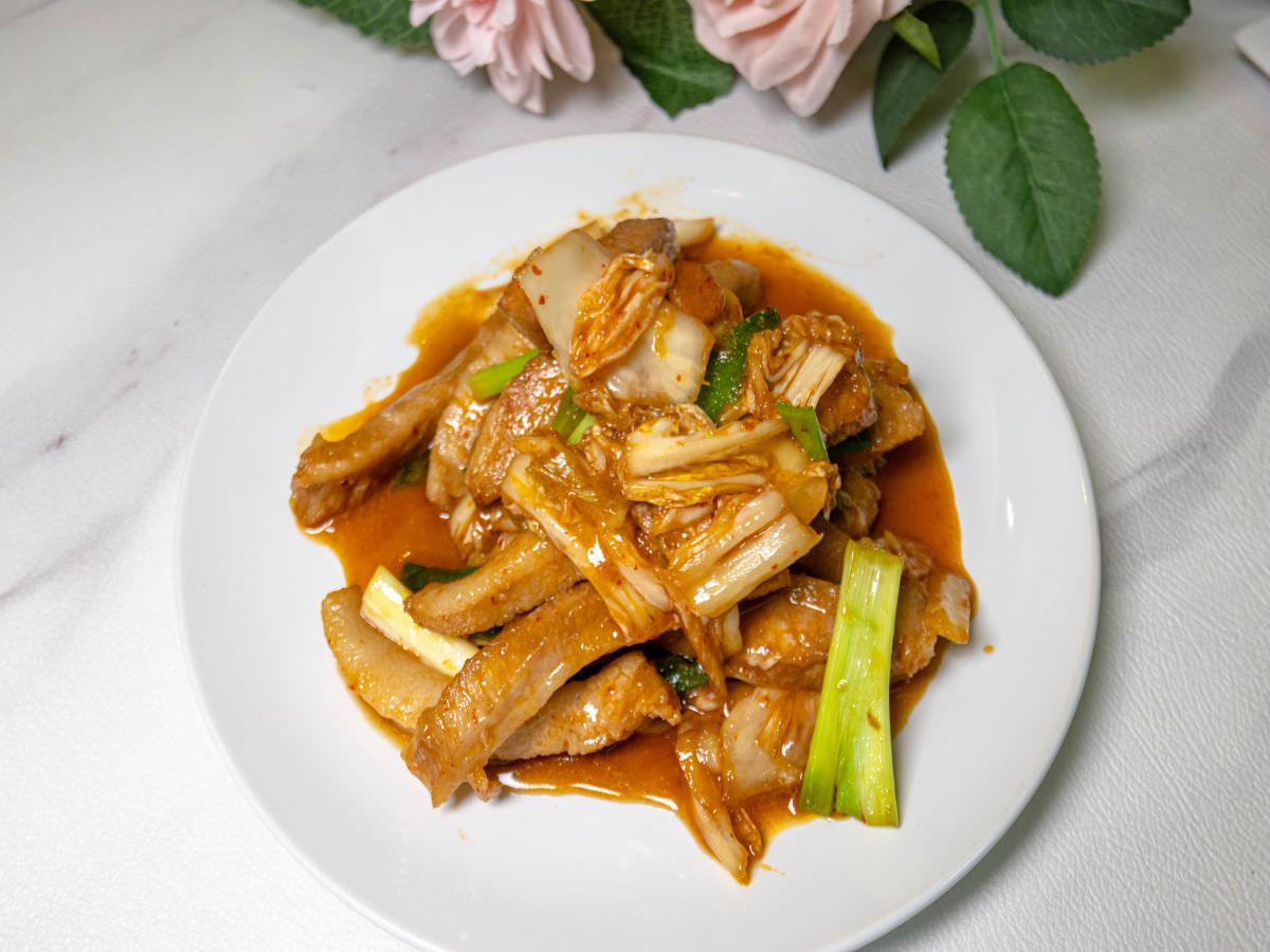 泡菜松阪豬食譜│超簡單料理食譜！連廚藝新手都能輕易上手的家常菜，用泡菜搭配松阪豬，噴香下飯！