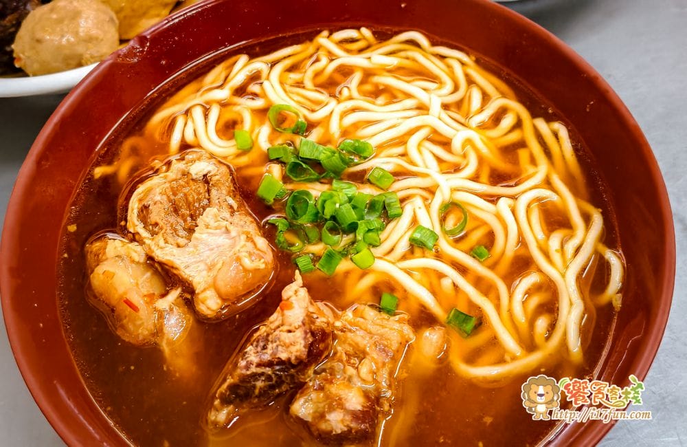 阿興排骨拉麵│高雄低調老麵店！用餐時間熟客自然聚集，外觀不起眼卻靠口碑撐起人氣的傳統麵店