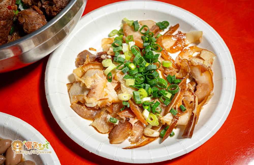 壳牛原汁牛肉麵│高雄老店！傳承40年經典風味，堅持傳承原始風味，從湯頭、麵條、牛肉到酸菜、辣椒與自製牛油，每個細節都精心講究