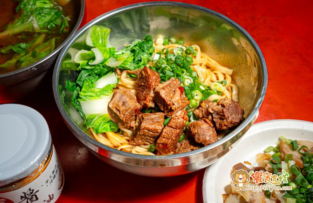 壳牛原汁牛肉麵│高雄老店！傳承40年經典風味，堅持傳承原始風味，從湯頭、麵條、牛肉到酸菜、辣椒與自製牛油，每個細節都精心講究