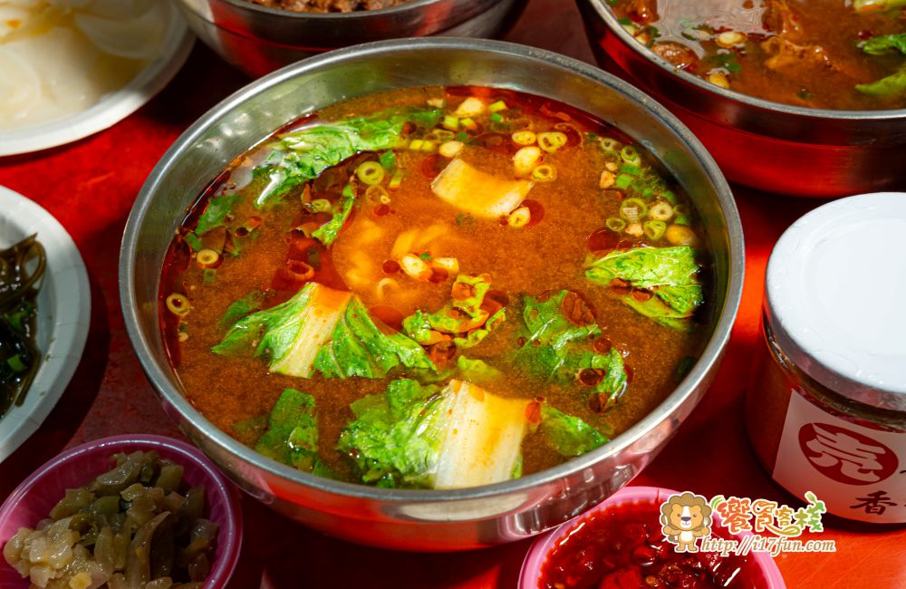 壳牛原汁牛肉麵│高雄老店！傳承40年經典風味，堅持傳承原始風味，從湯頭、麵條、牛肉到酸菜、辣椒與自製牛油，每個細節都精心講究