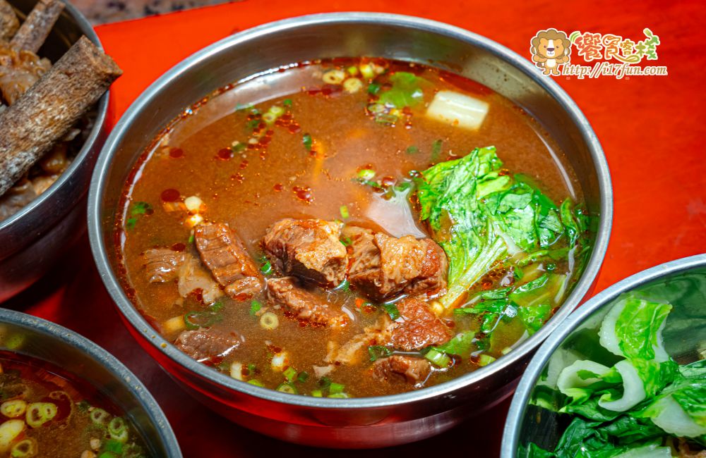 壳牛原汁牛肉麵│高雄老店！傳承40年經典風味，堅持傳承原始風味，從湯頭、麵條、牛肉到酸菜、辣椒與自製牛油，每個細節都精心講究