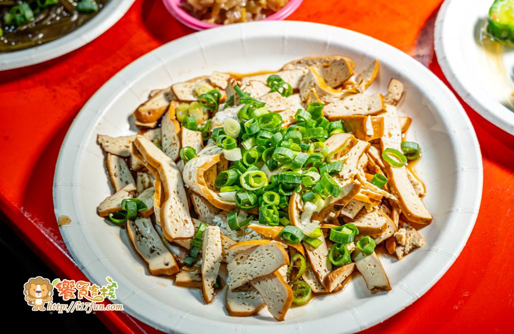 壳牛原汁牛肉麵│高雄老店！傳承40年經典風味，堅持傳承原始風味，從湯頭、麵條、牛肉到酸菜、辣椒與自製牛油，每個細節都精心講究