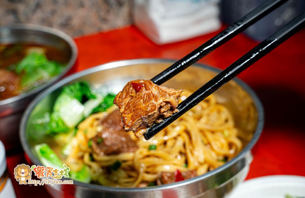 壳牛原汁牛肉麵│高雄老店！傳承40年經典風味，堅持傳承原始風味，從湯頭、麵條、牛肉到酸菜、辣椒與自製牛油，每個細節都精心講究
